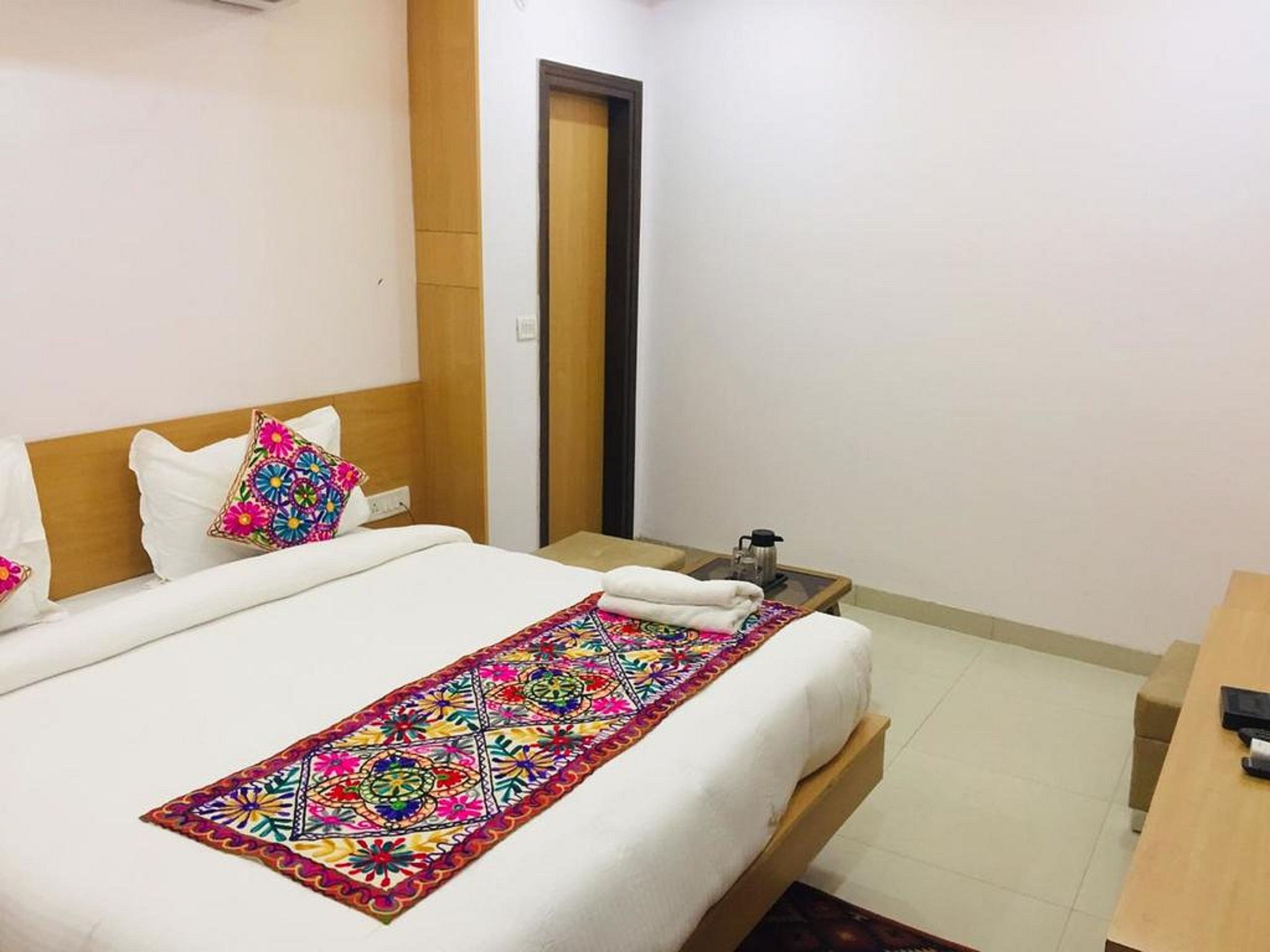 Hotel New Frontier Deluxe room 9