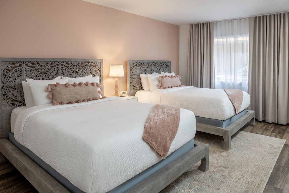 Room, 2 Queen Beds, Courtyard Area