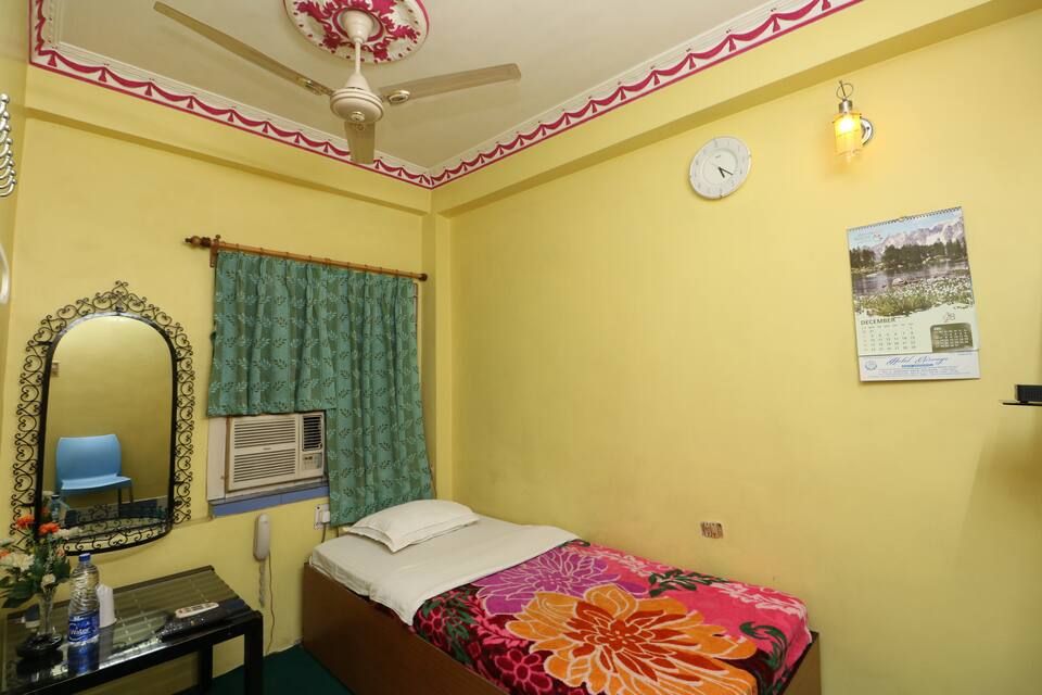 HOTEL AIRWAYS Deluxe Double Room Free Airport Drop 3