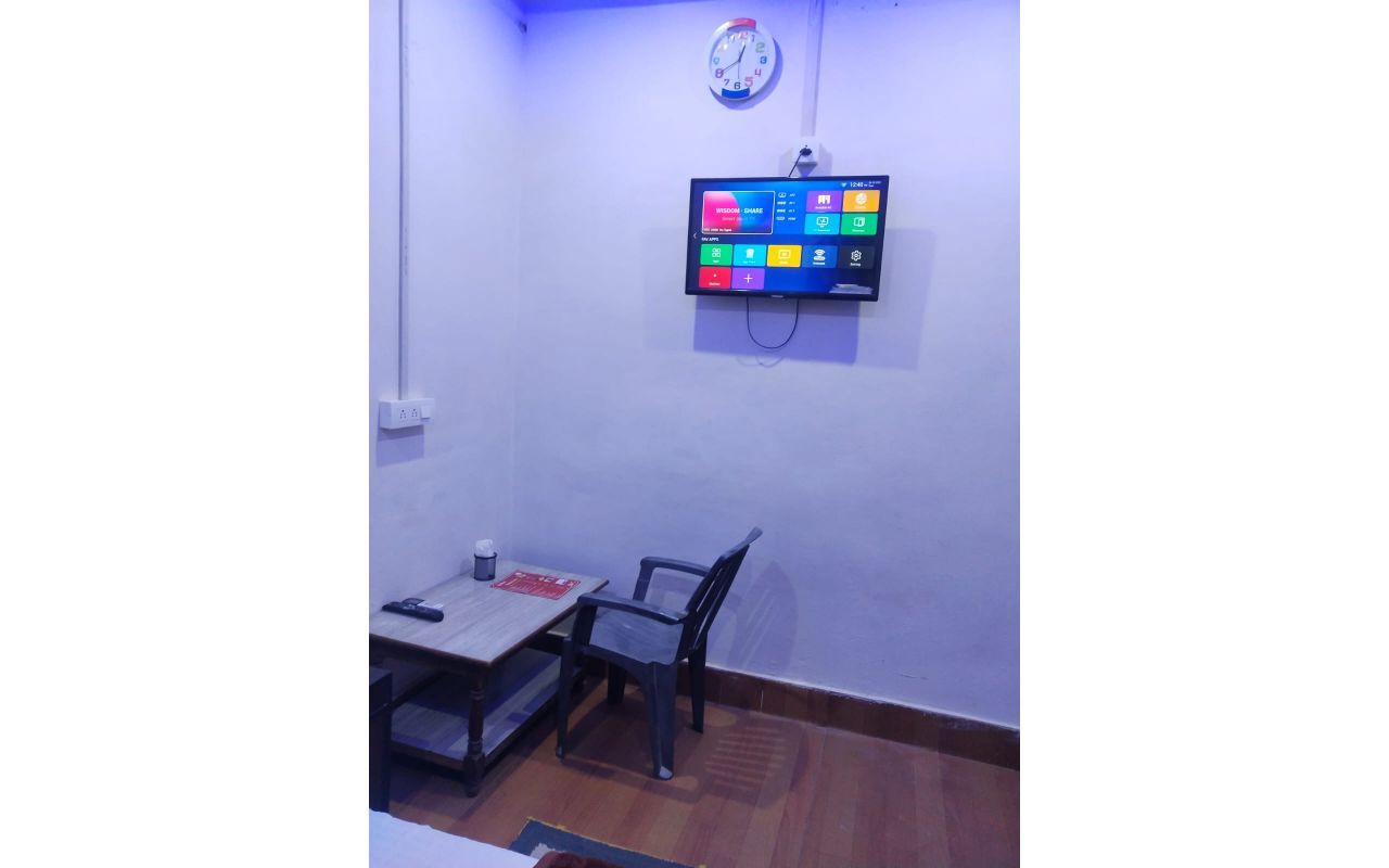 Kishan Home Stay Deluxe Queen Room