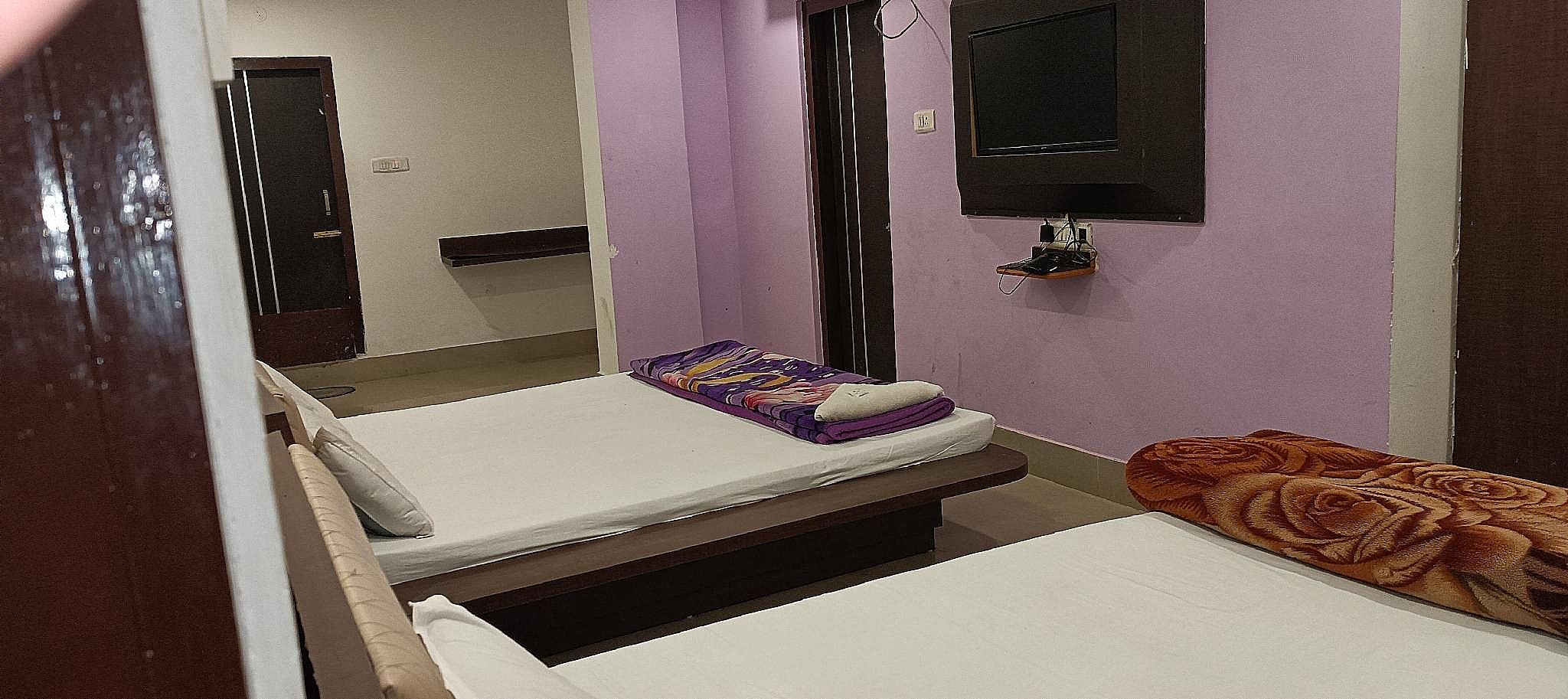 EXECUTIVE TRIPLE BED AC