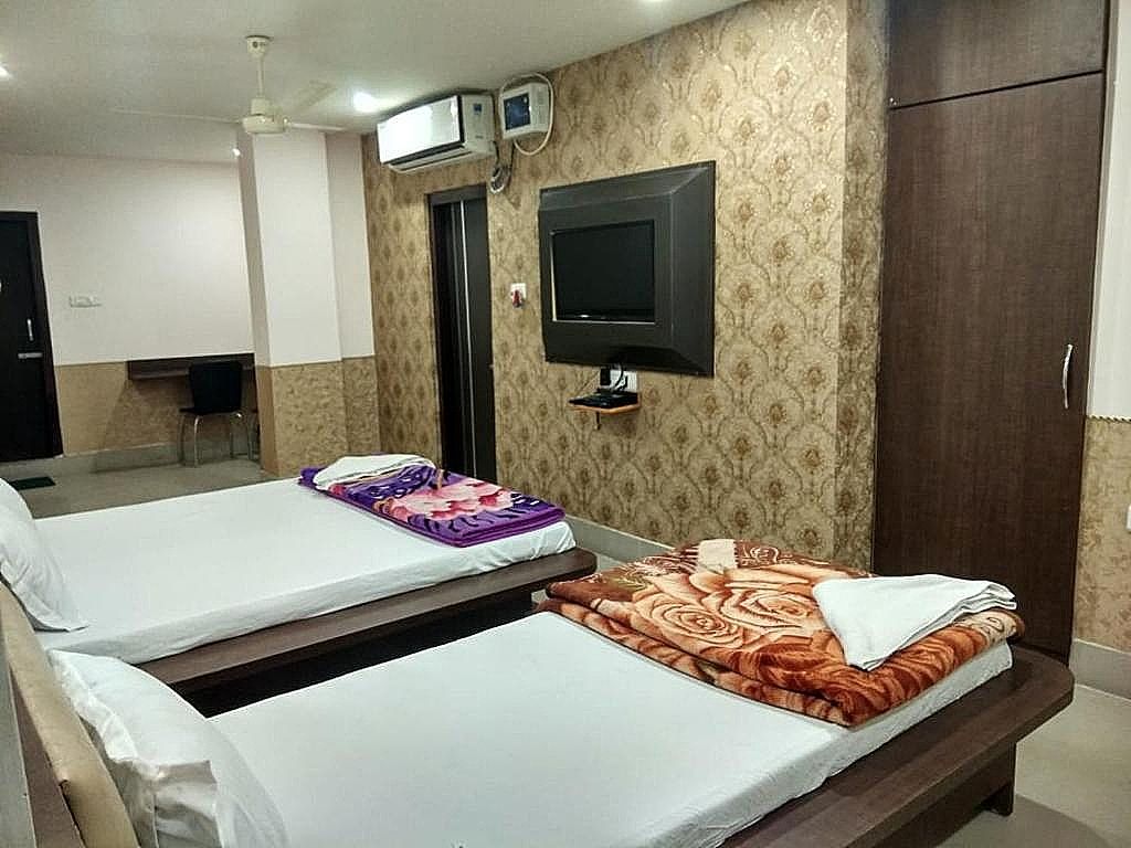 EXECUTIVE TRIPLE BED AC