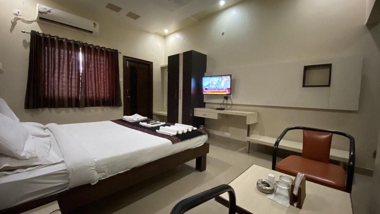 Hotel Pleasant Stay Executive AC 2