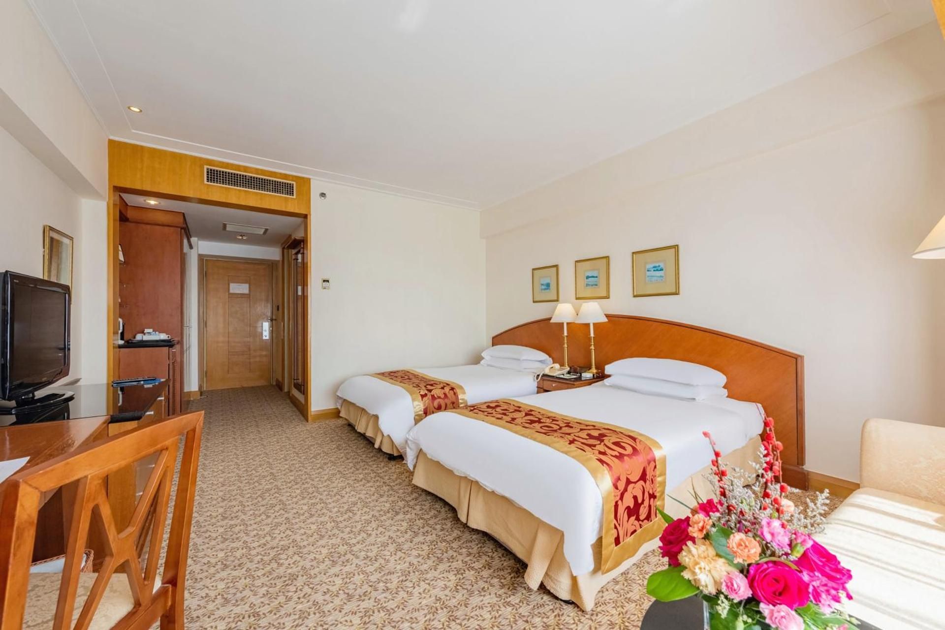 Standard Twin Beds Room