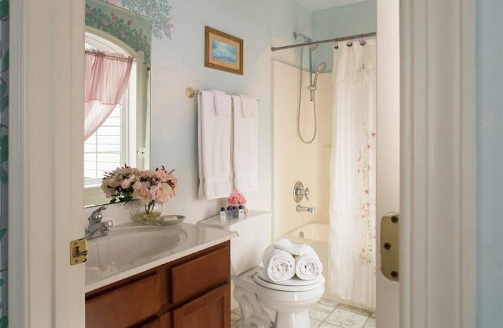 Room, Private Bathroom (Serendipity)