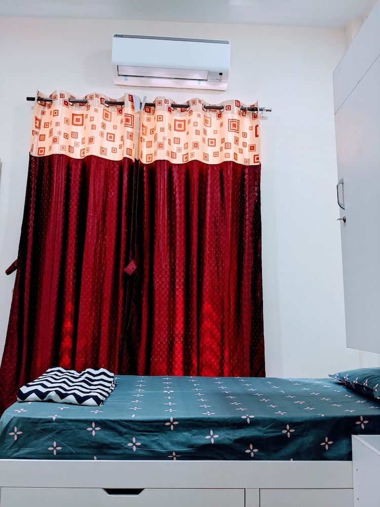 Urban Nomads - Hostel Double Sharing AC room 5