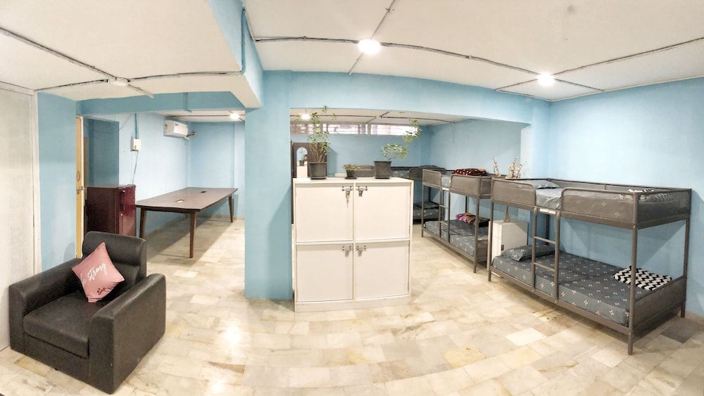 Urban Nomads - Hostel 8 Bed Mix Dormitory AC 9