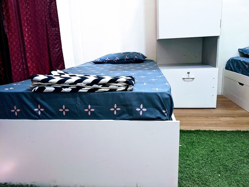 Urban Nomads - Hostel Double Sharing AC room 4