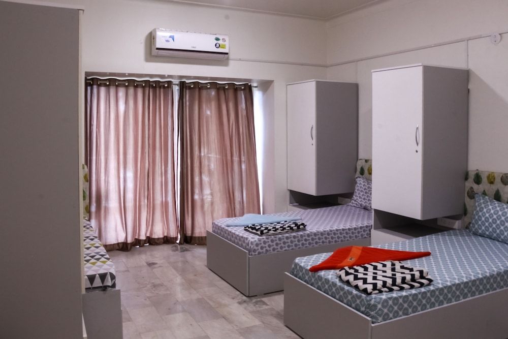 Urban Nomads - Hostel 4 Single Bed AC Room 8
