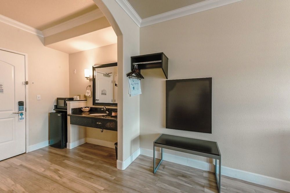 Gateway Inn & Suites San Francisco SFO Airport Standard Room, 1 King Bed 6