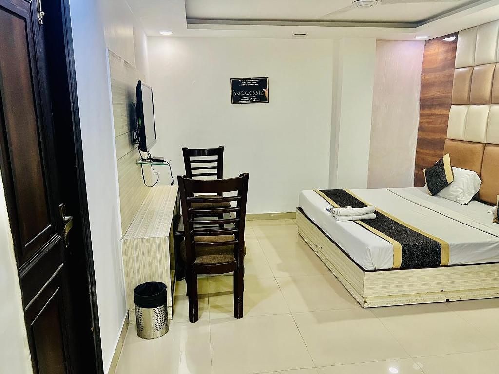 Hotel The Caves IGI Airport Delhi Deluxe Double Room 11