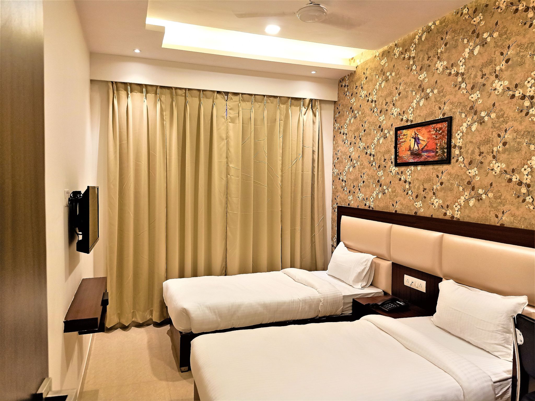 Hotel Golden Crown Standard Room 4