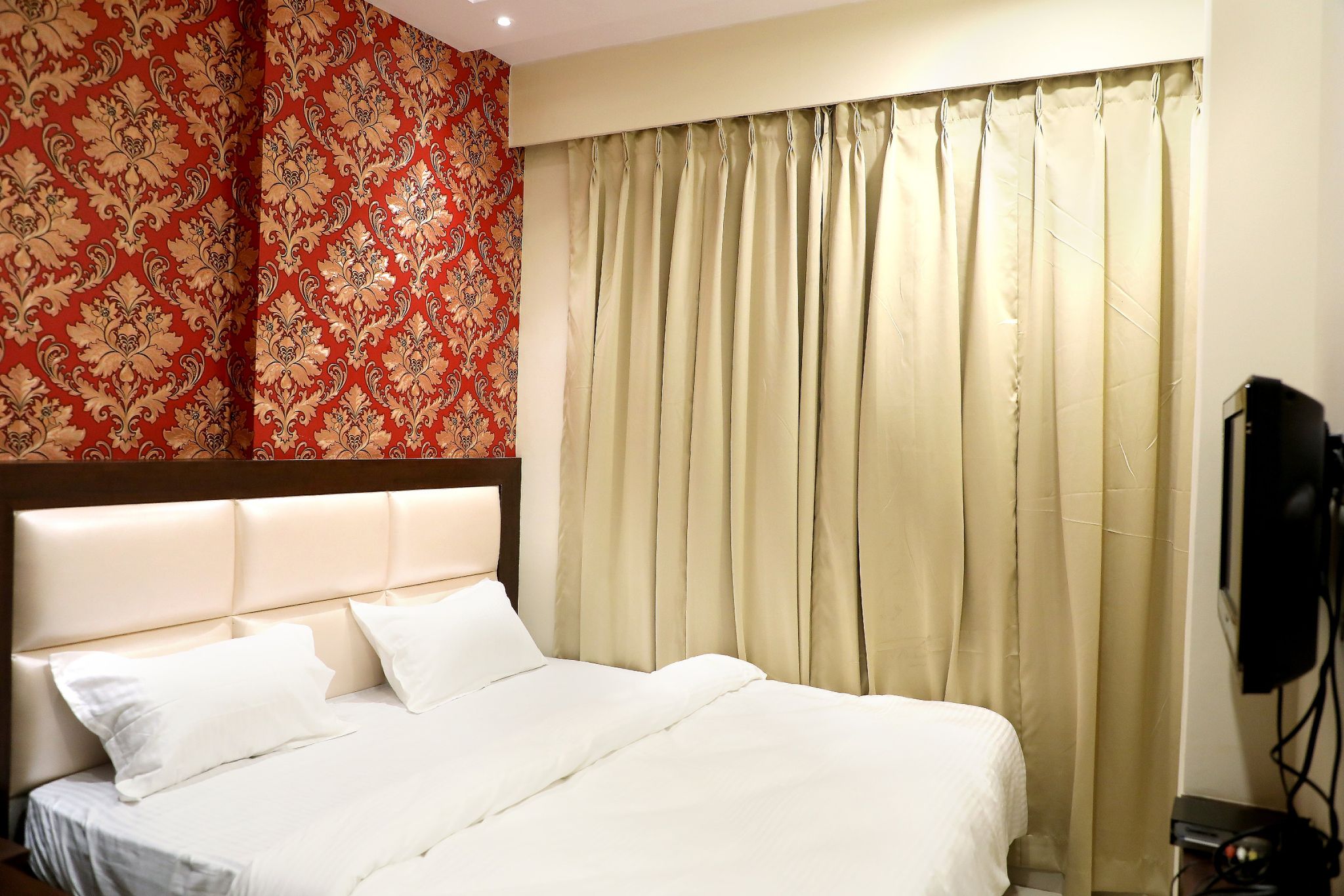 Hotel Golden Crown Standard Room 3