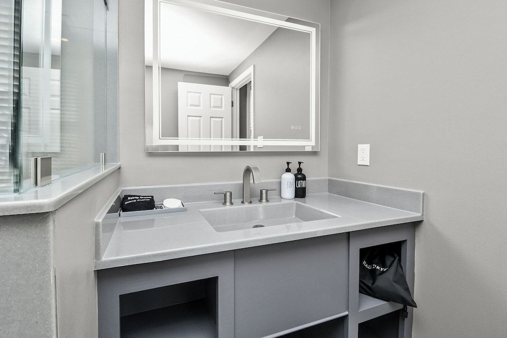 Captain Wohlt Inn Bed & Breakfast Deluxe King Room 7