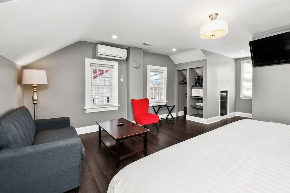 Captain Wohlt Inn Bed & Breakfast Deluxe King Room 3