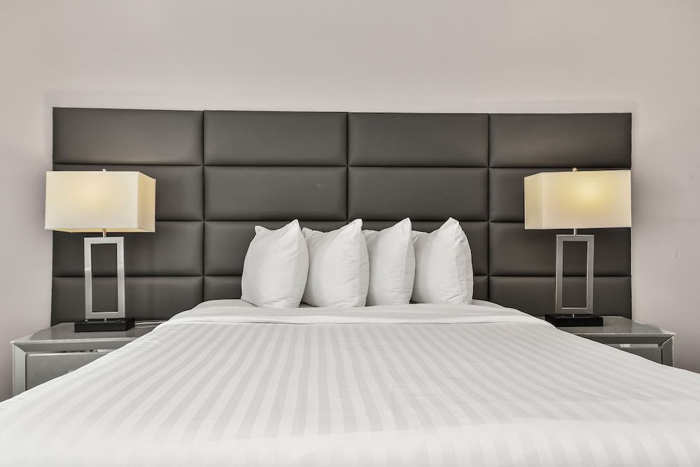 Captain Wohlt Inn Bed & Breakfast Deluxe Queen Room w/ Private Entrance 3