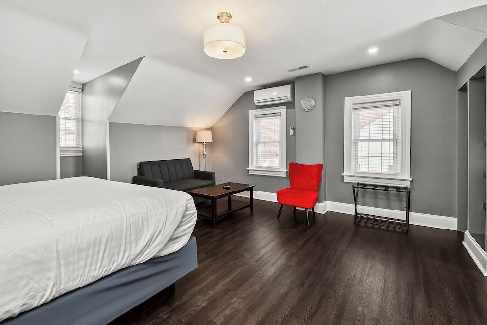 Captain Wohlt Inn Bed & Breakfast Deluxe King Room 2