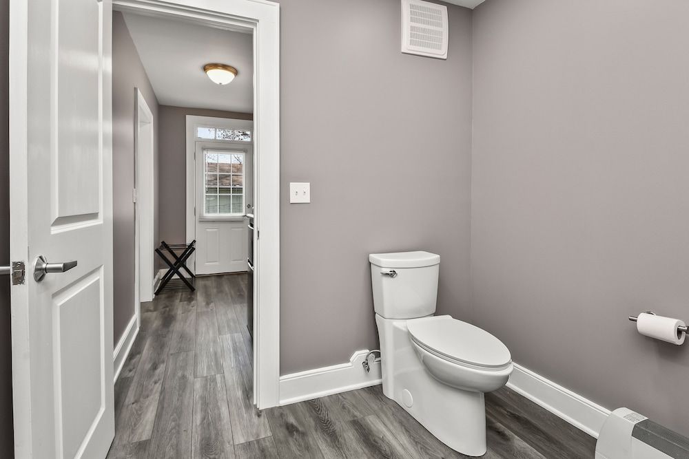 Captain Wohlt Inn Bed & Breakfast Deluxe Queen Room w/ Private Entrance 7