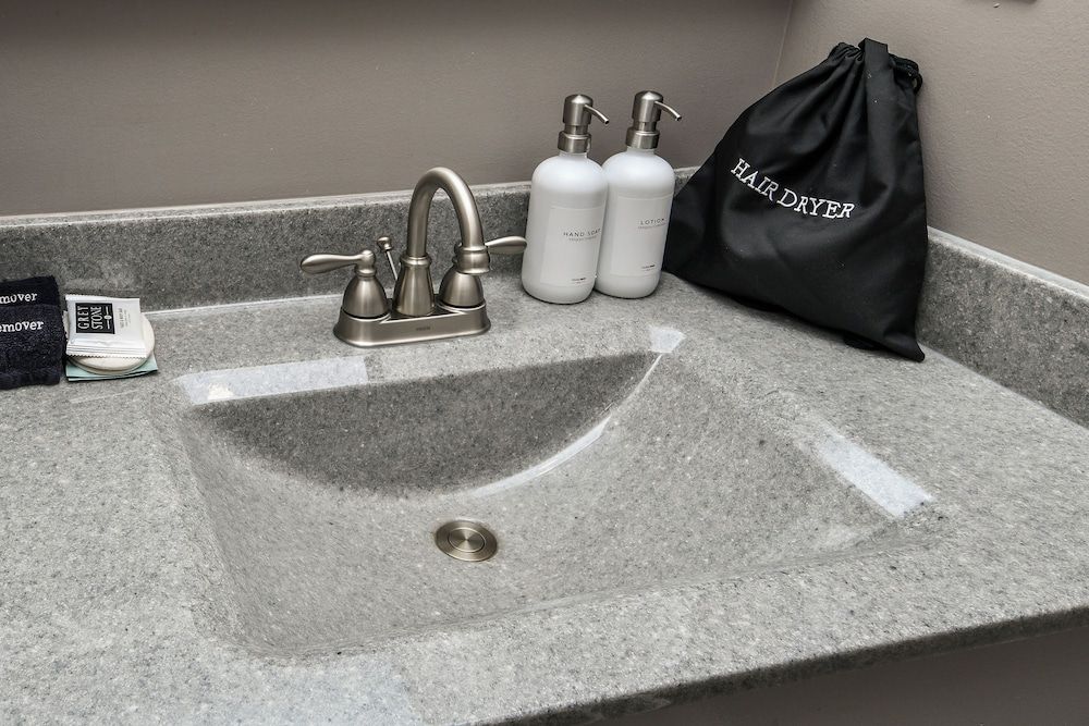 Captain Wohlt Inn Bed & Breakfast Deluxe Queen Room w/ Private Entrance 8