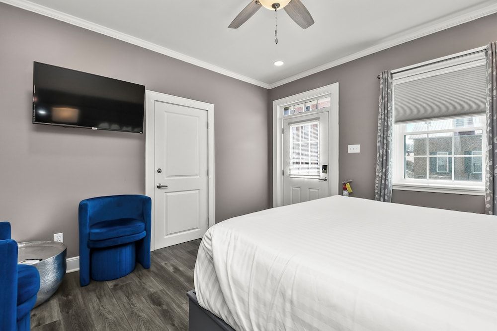 Captain Wohlt Inn Bed & Breakfast Deluxe Queen Room w/ Private Entrance