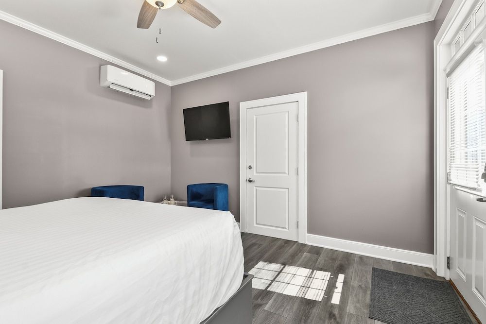 Captain Wohlt Inn Bed & Breakfast Deluxe Queen Room w/ Private Entrance 2