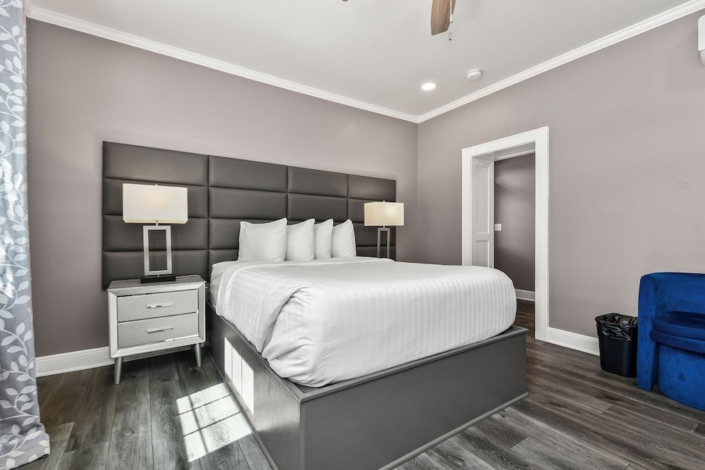 Captain Wohlt Inn Bed & Breakfast Deluxe Queen Room w/ Private Entrance 4