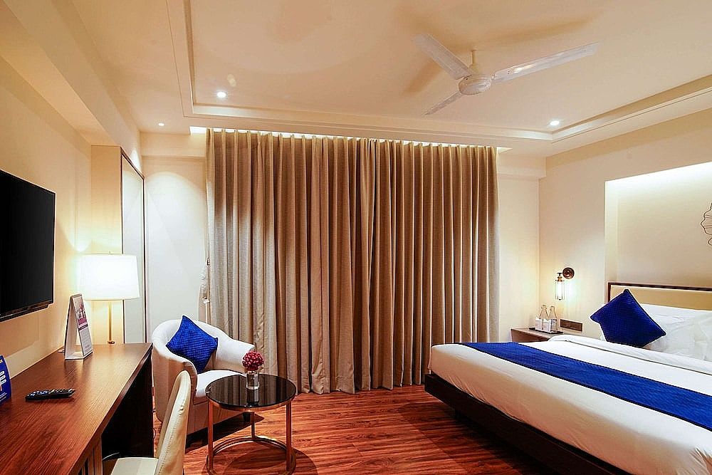 Comfort Inn Dehradun Standard Room, 1 King Bed, Non Smoking 4