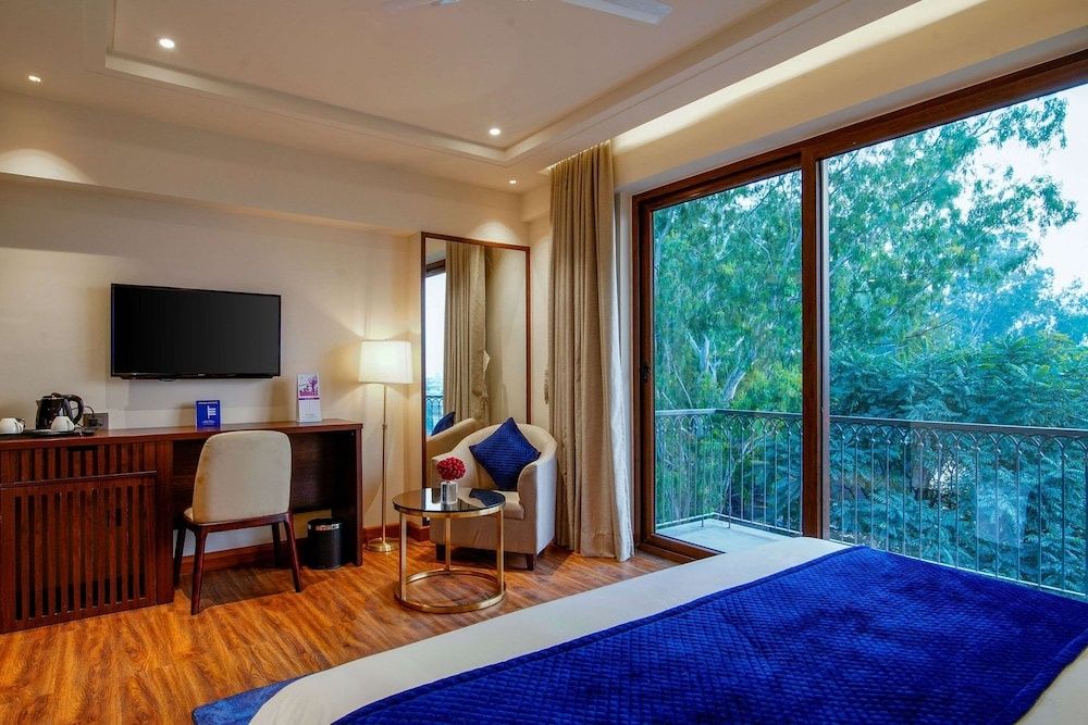 Comfort Inn Dehradun Standard Room, 1 King Bed, Non Smoking 7