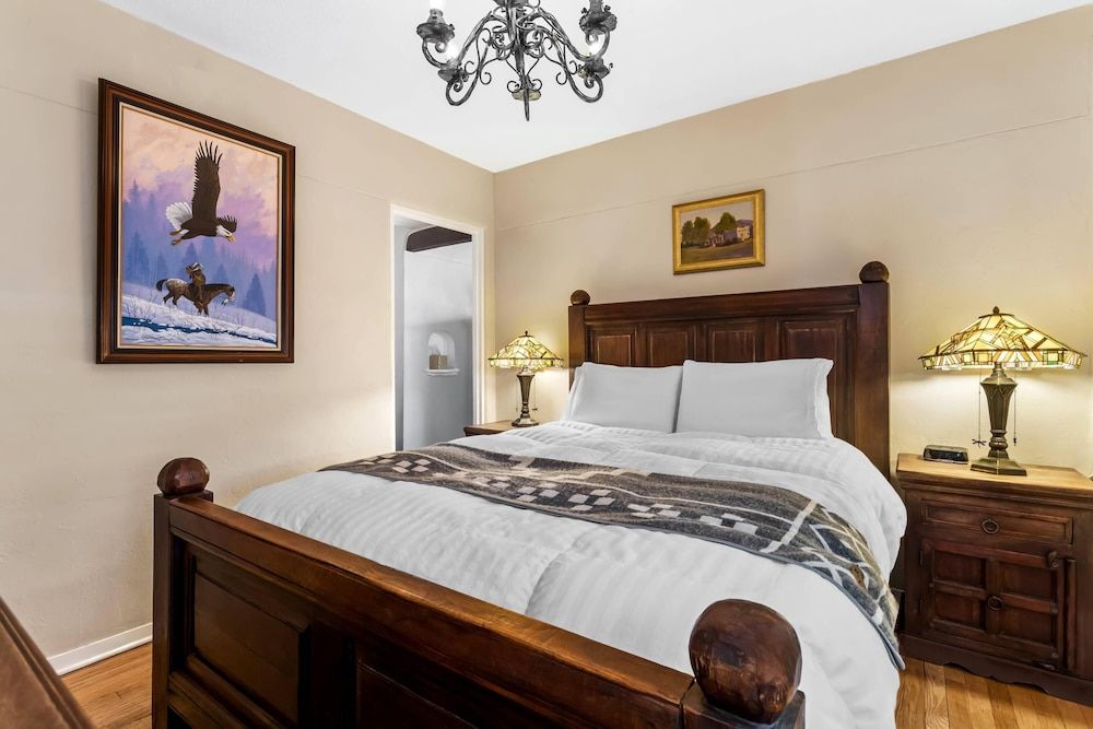 Secret Garden, 1 queen bed with Hot tub