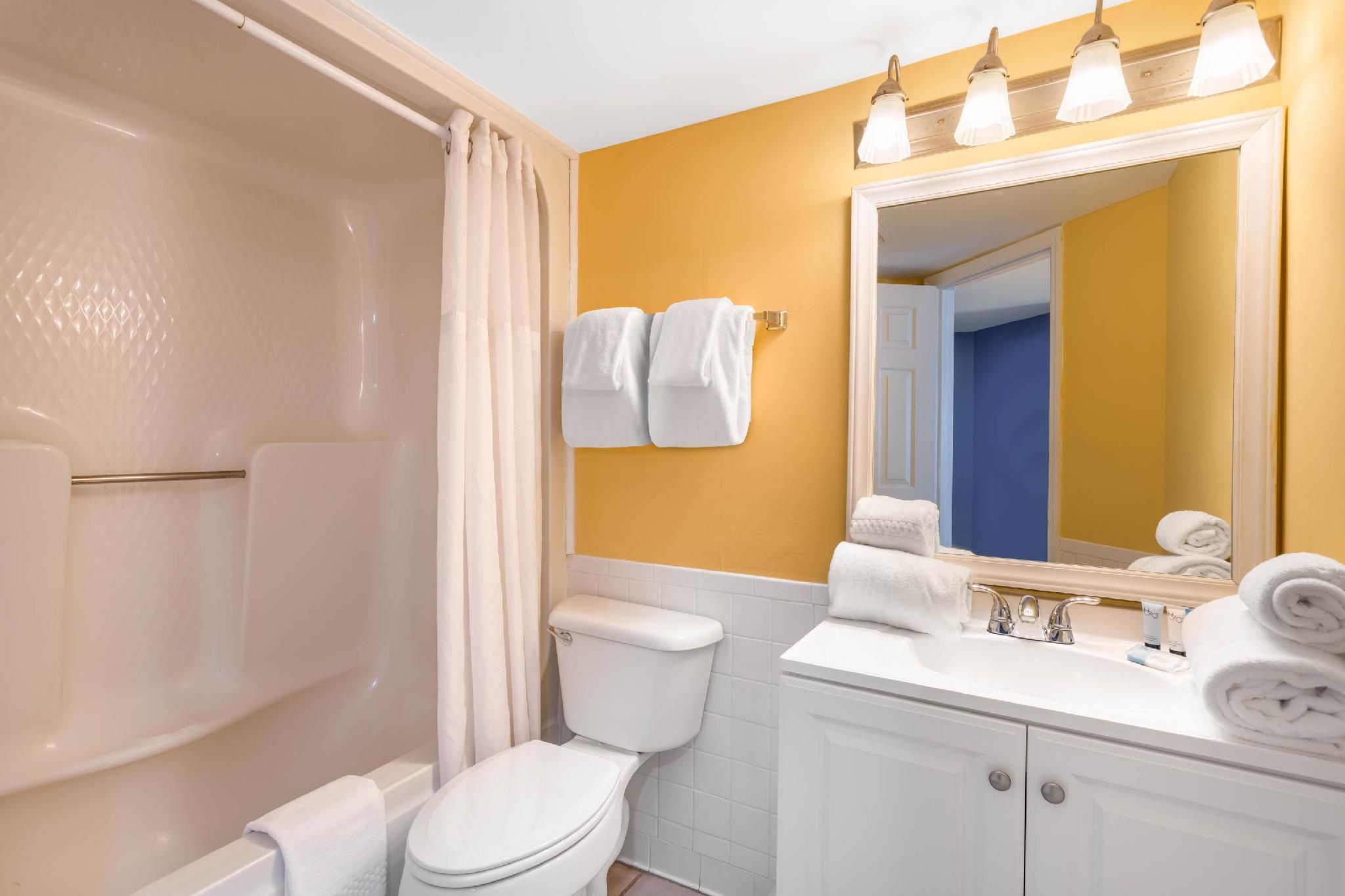 1 King Bed, 2 Twin Beds, 2-Bedroom Suite, Side View, Balcony, Non-Smoking