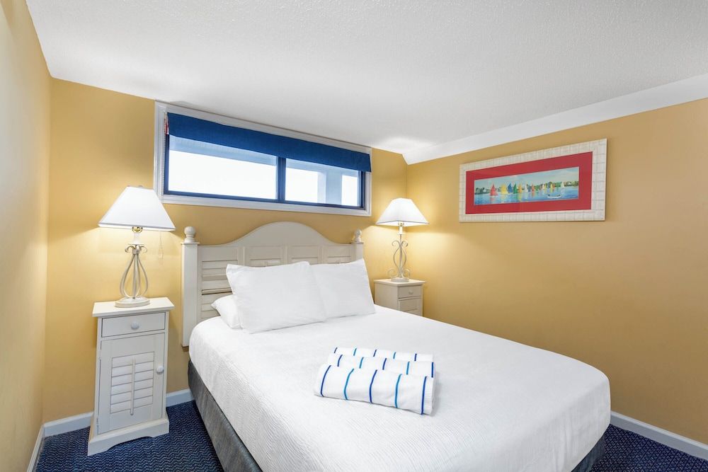 Ocean Club Resort Myrtle Beach a Ramada by Wyndham 1 Queen Bed, Suite, Side View, Non-Smoking