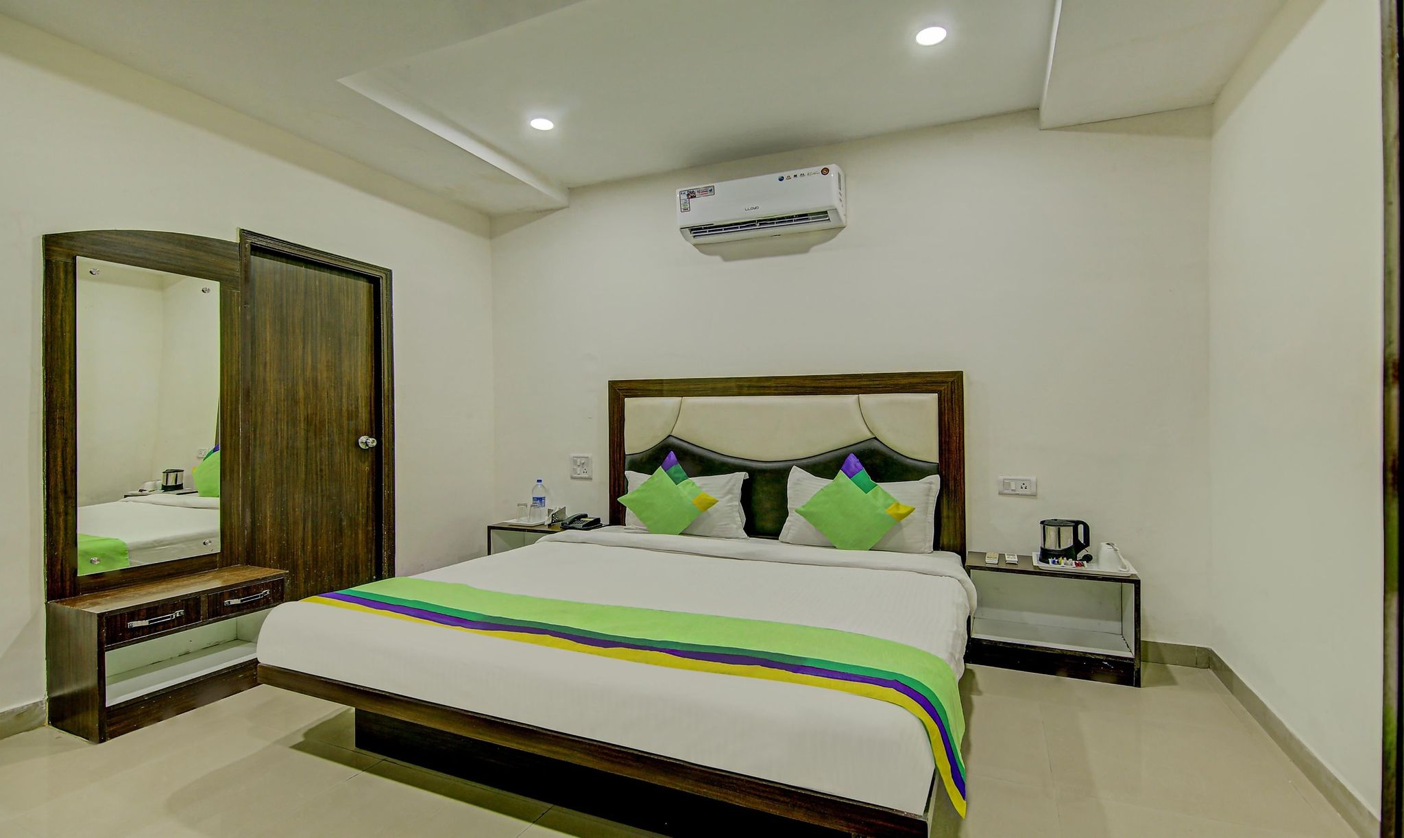 Treebo Trend Benz Oak 13