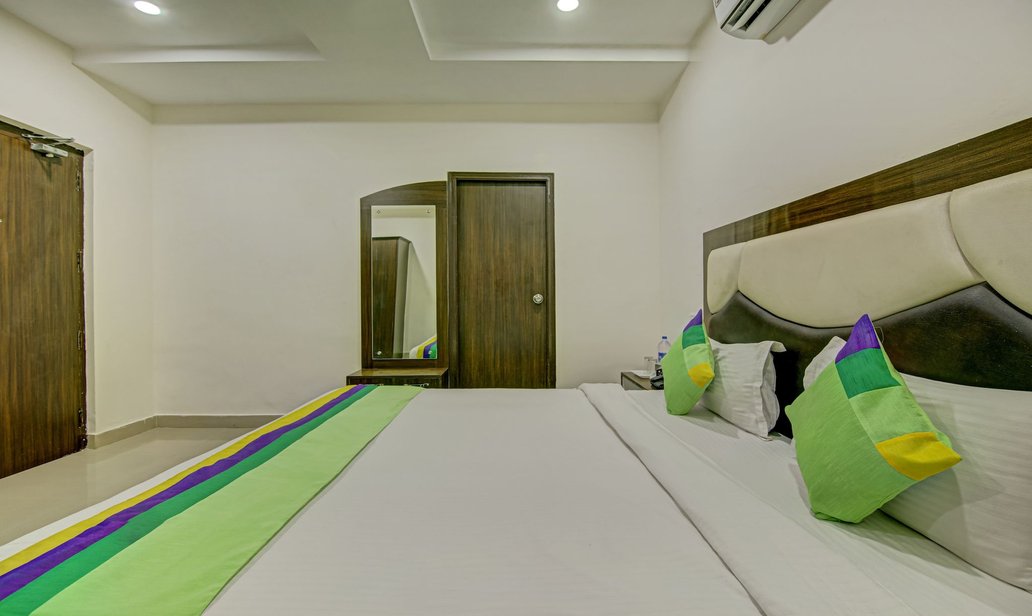 Treebo Trend Benz Oak 11