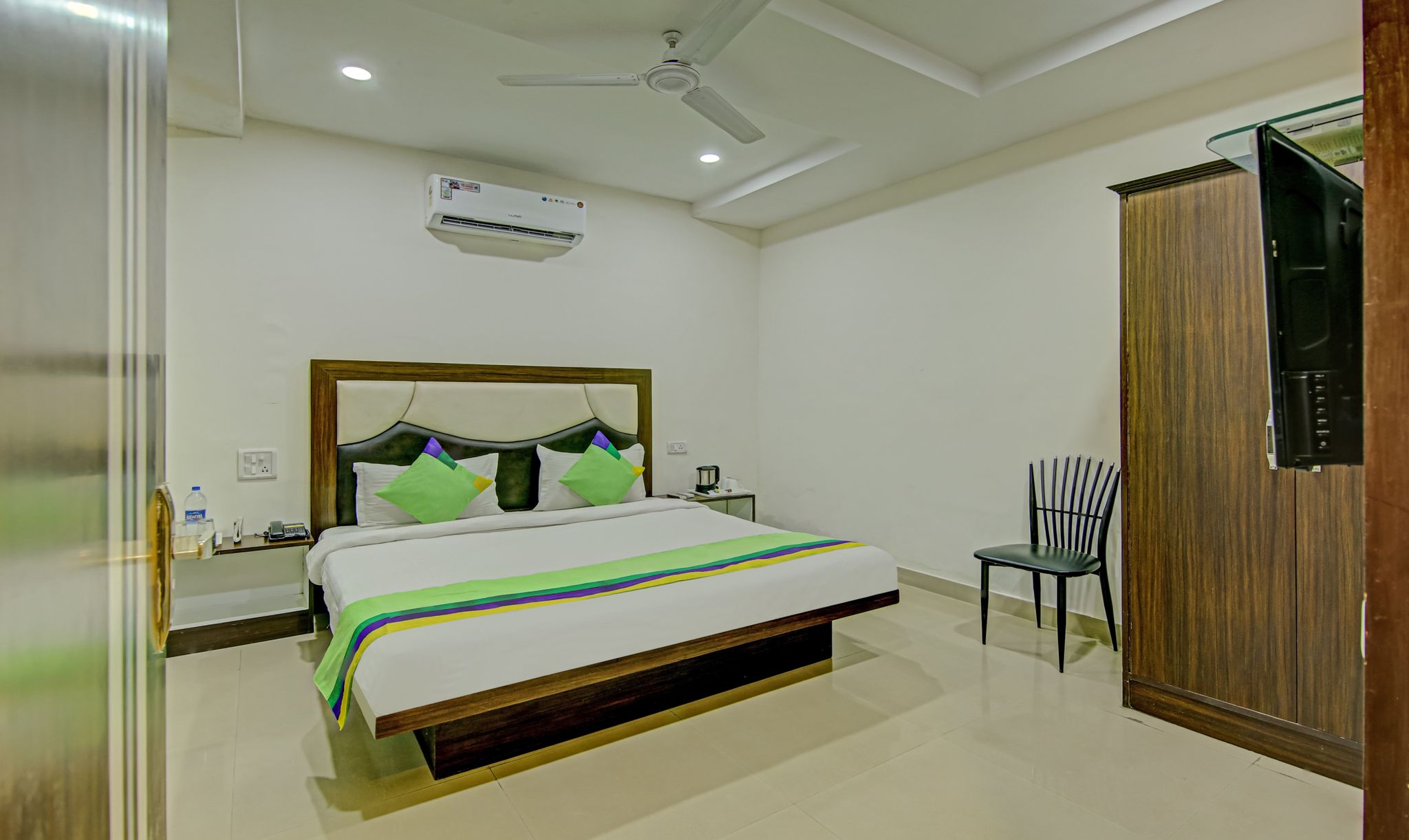 Treebo Trend Benz Oak 16