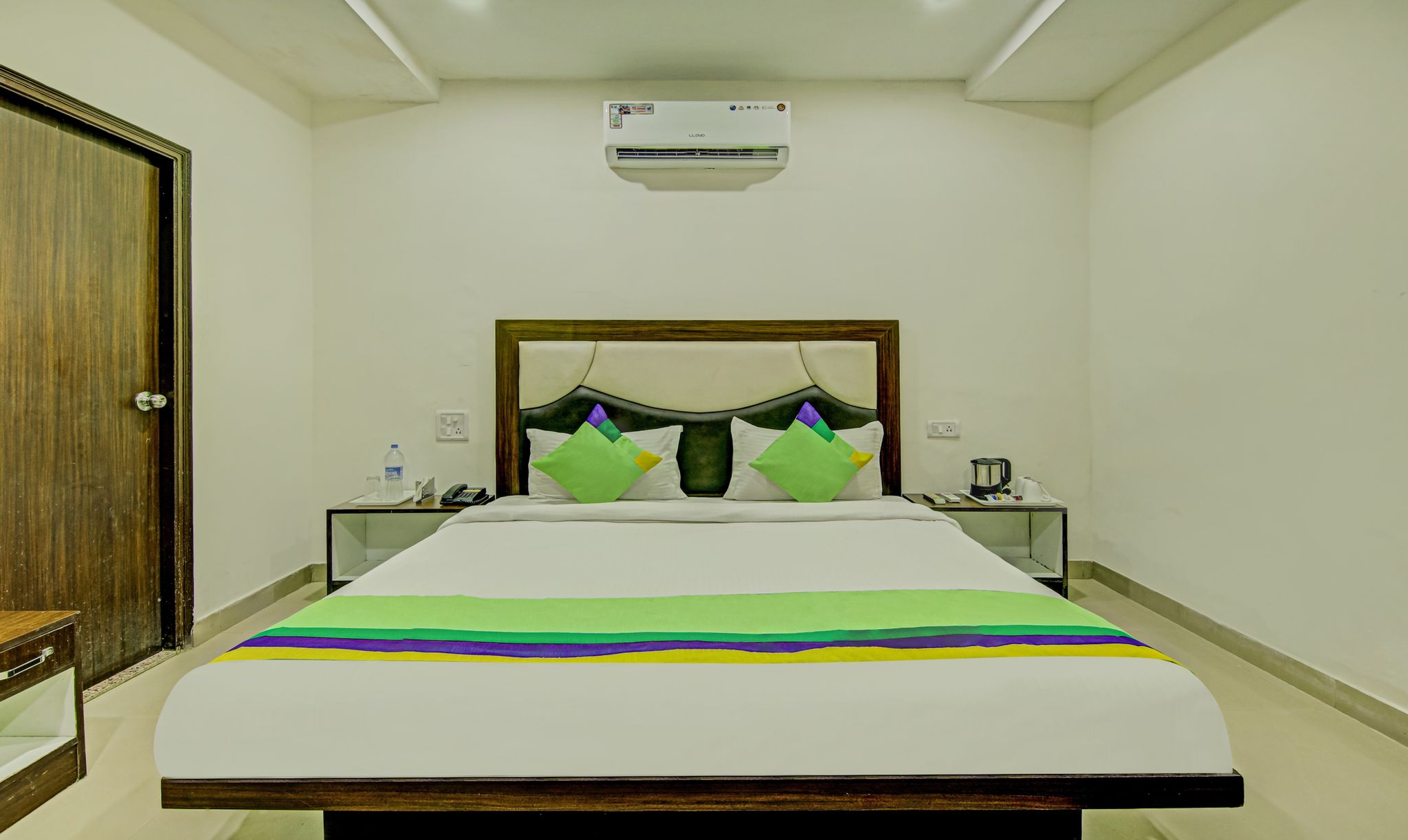 Treebo Trend Benz Oak 3