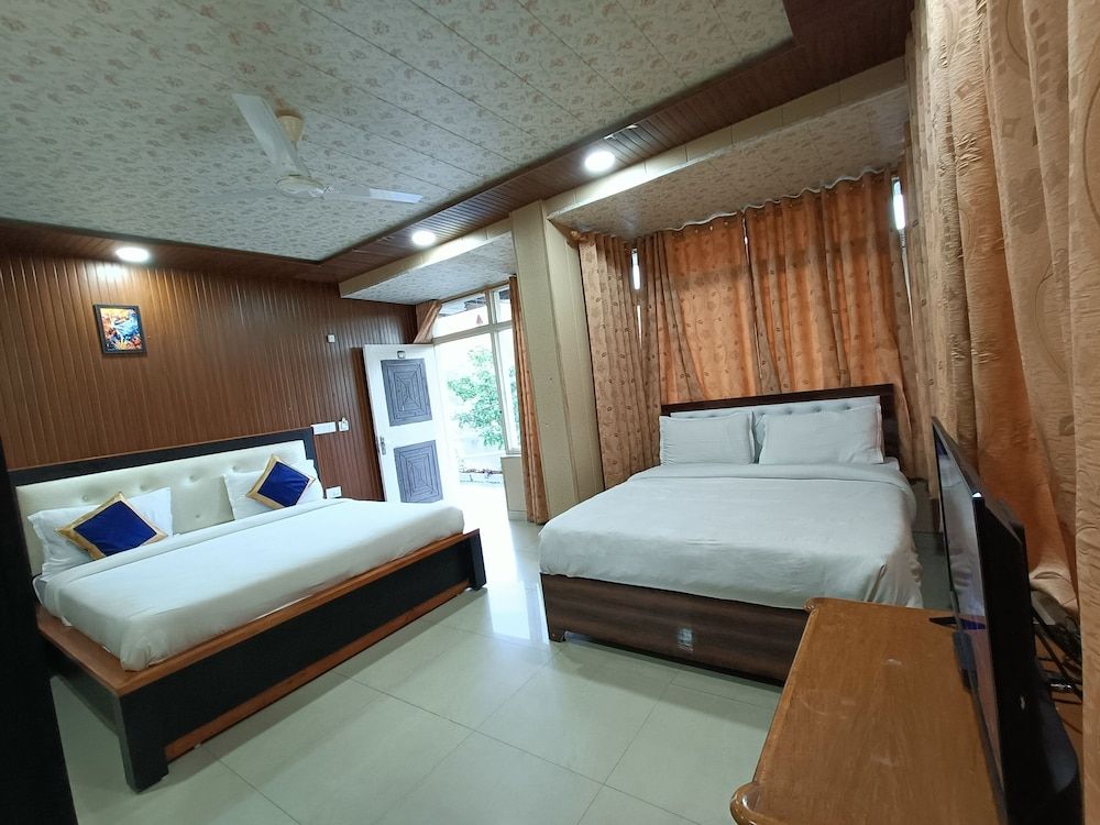 Lakeview Family Room (1st Floor)