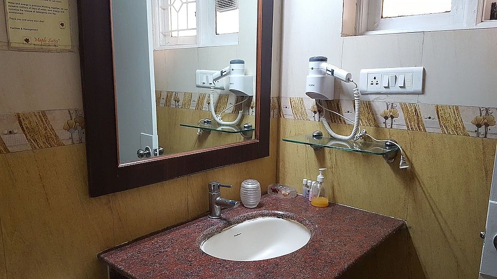 Maple Suites Standard Room, 1 Queen Bed, Ensuite 7