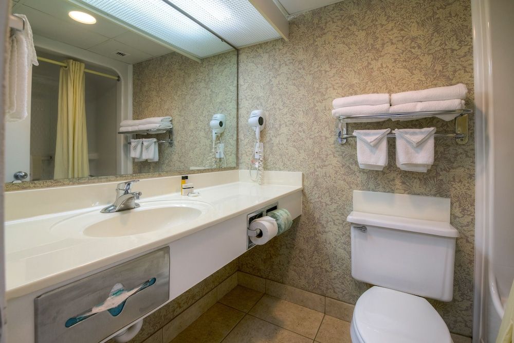 Ocean Drive Beach & Golf Resort Standard Room, Oceanfront 5