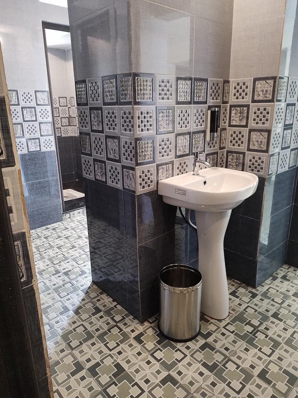 Budget Room Twin Bed - TV - With Common Washroom