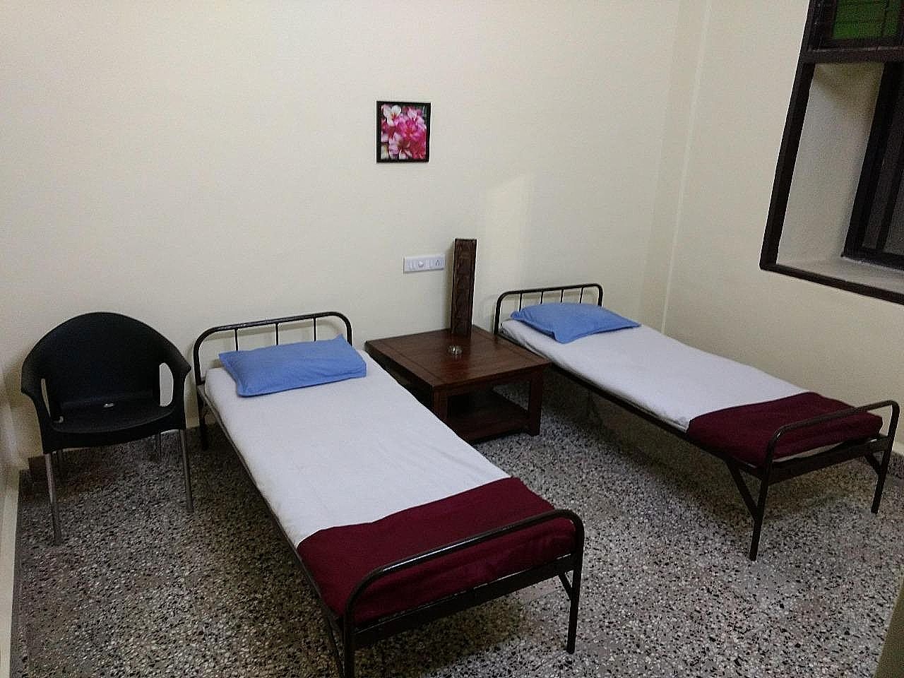 Budget Room Twin Bed - TV - With Common Washroom