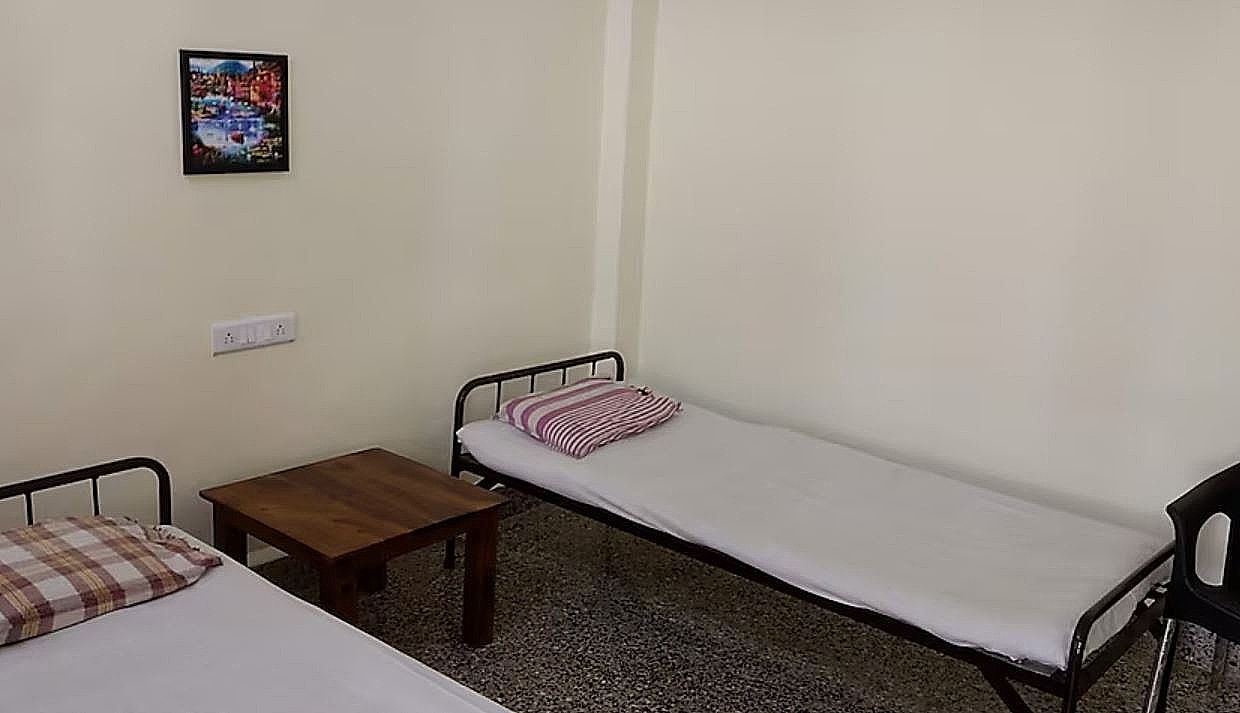 Budget Room Twin Bed - TV - With Common Washroom