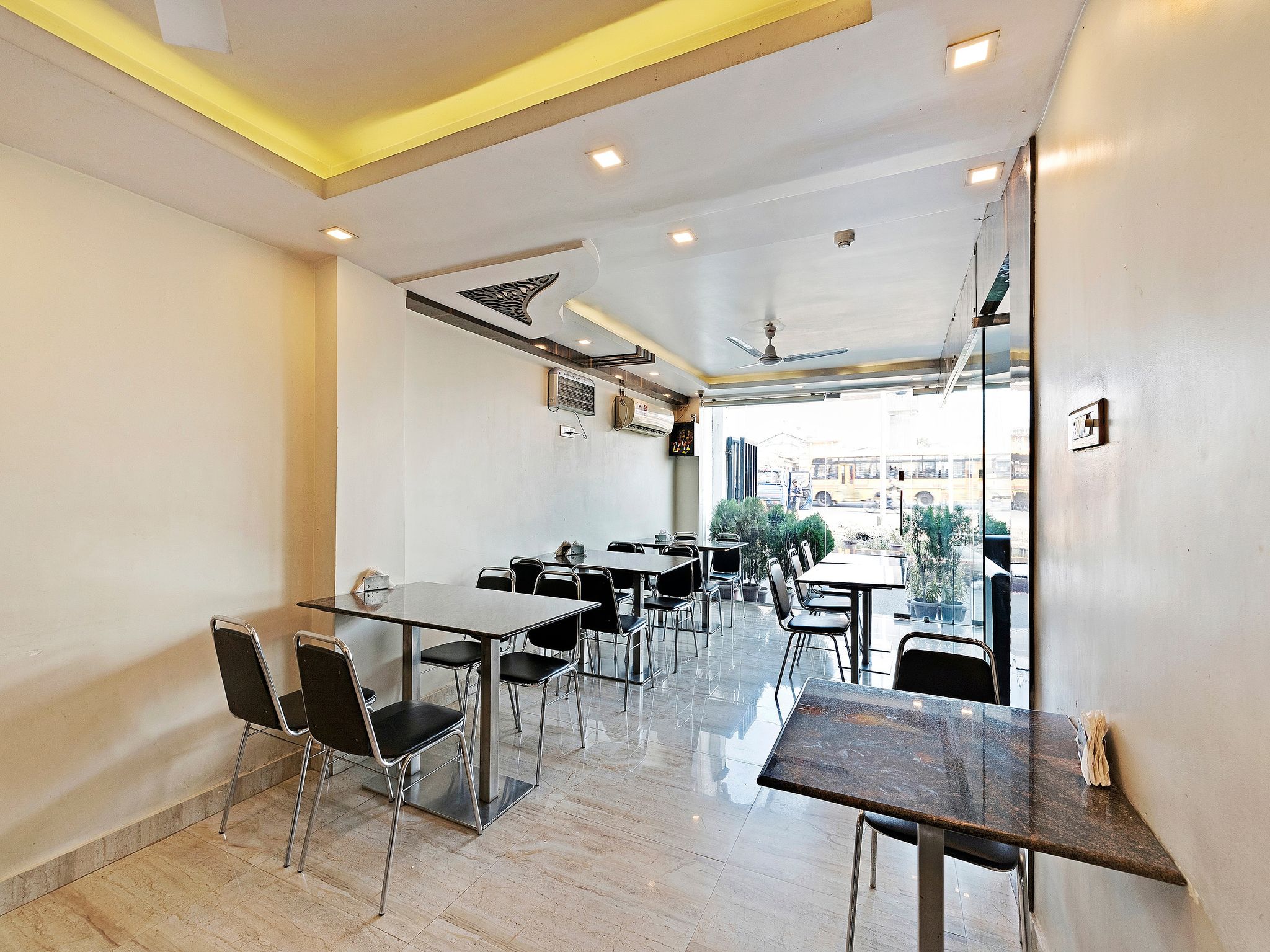 undefined Hotel sheldon International 4