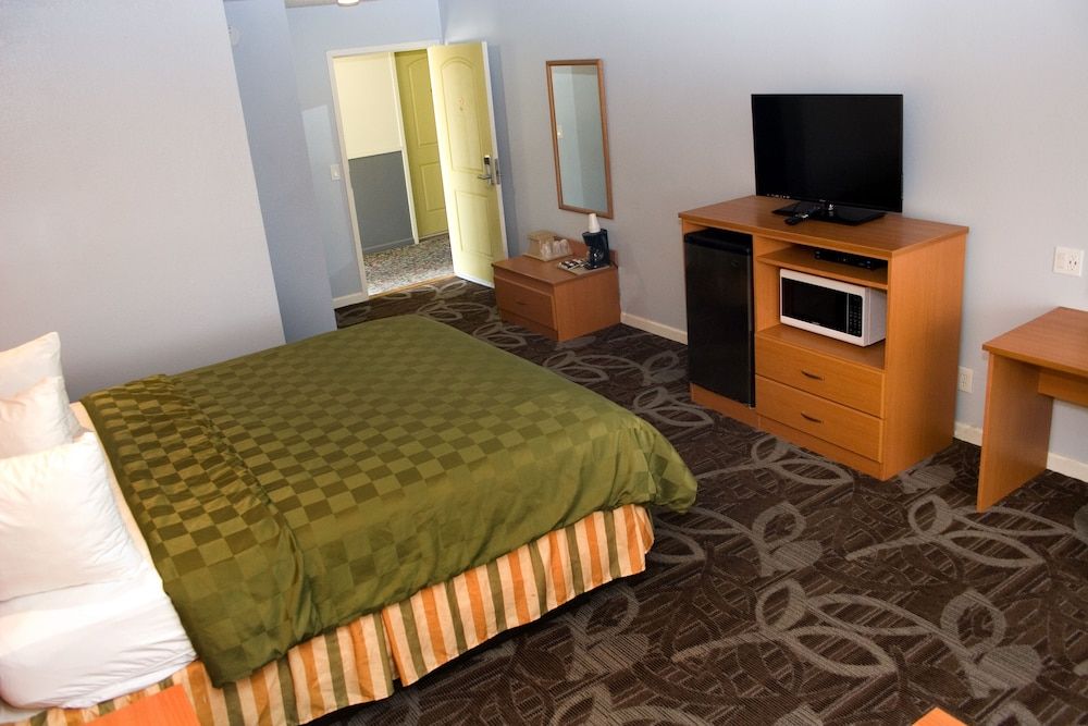 Keefer's Inn Standard Room, 1 King Bed 5