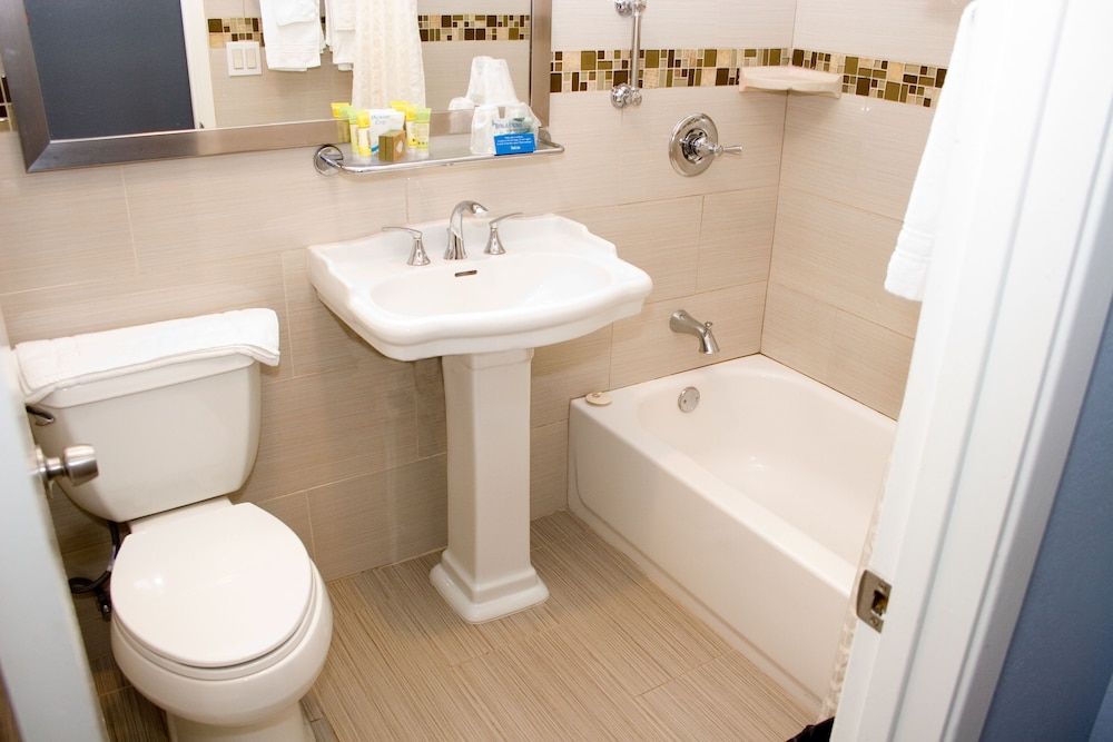 Keefer's Inn Standard Room, 2 Queen Beds 5