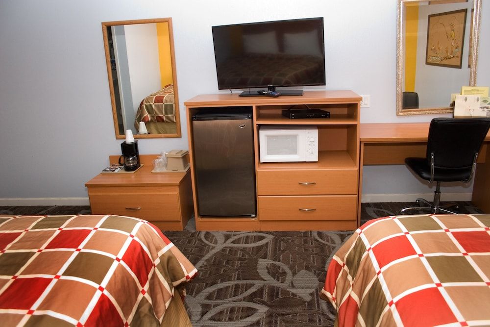 Keefer's Inn Standard Room, 2 Queen Beds 6