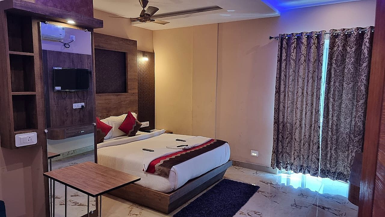 HOTEL SHREESH KOLKATA Premium AC Room 5