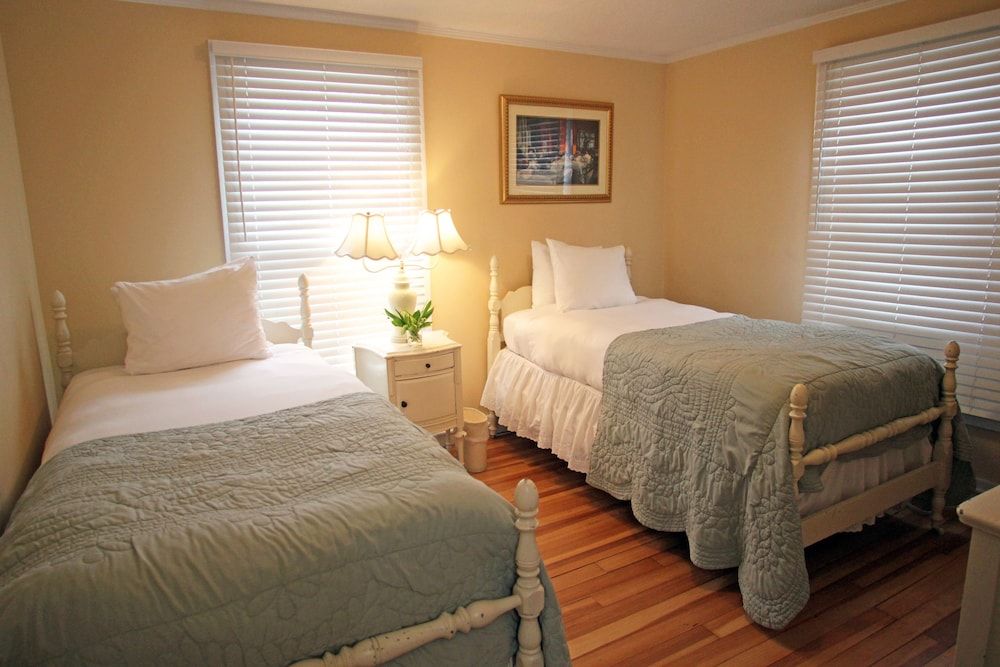 The Kennebunk Inn Family Suite, 2 Bedrooms, Refrigerator (MADISON) 3