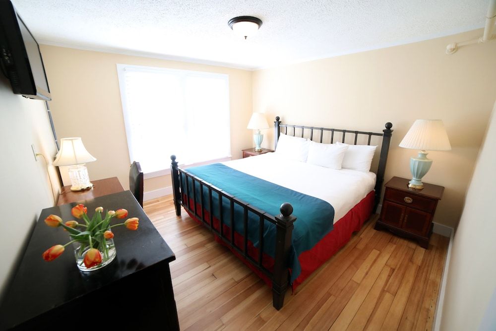 The Kennebunk Inn Standard Room, 1 King Bed, Refrigerator (Jefferson) 5