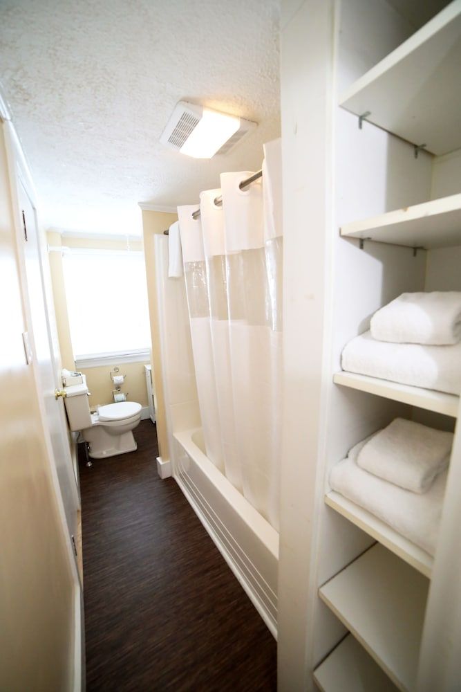 The Kennebunk Inn Family Suite, 2 Bedrooms, Refrigerator (MADISON) 5