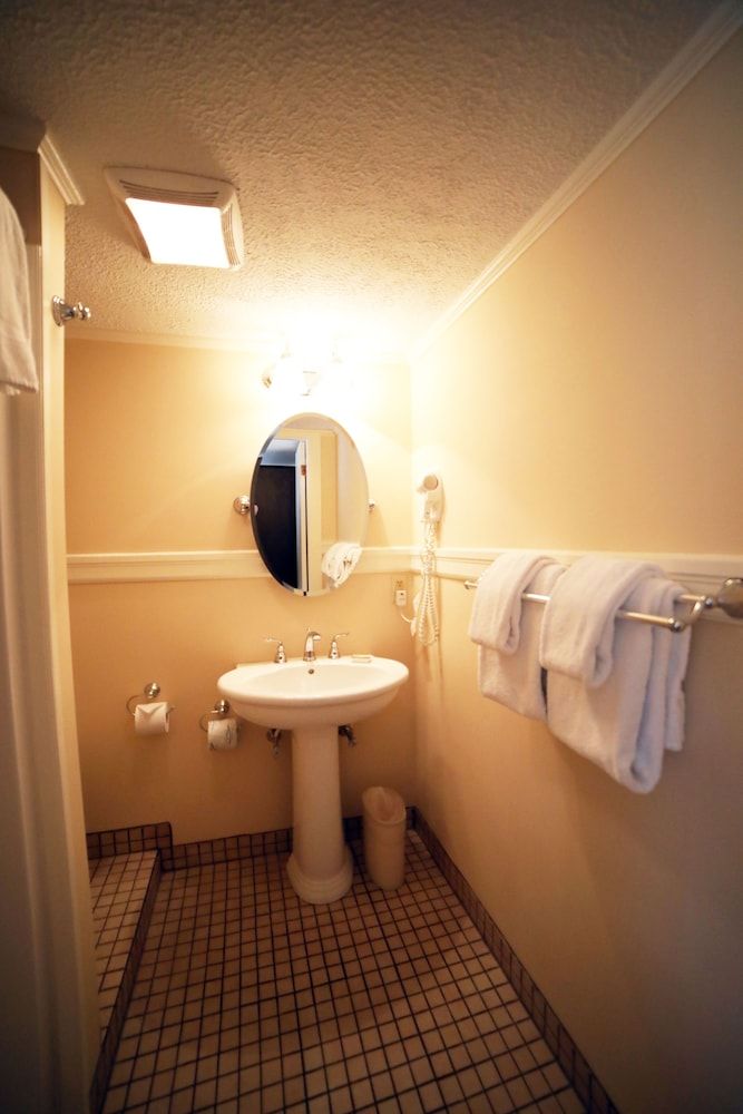 The Kennebunk Inn Standard Room, 1 Queen Bed, Private Bathroom (Adams) 11